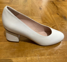 Load image into Gallery viewer, Ana Martin - Modell Luana
